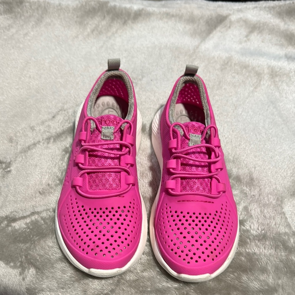 CROCS Pink Sneakers with Breathable Mesh and Lightweight Design